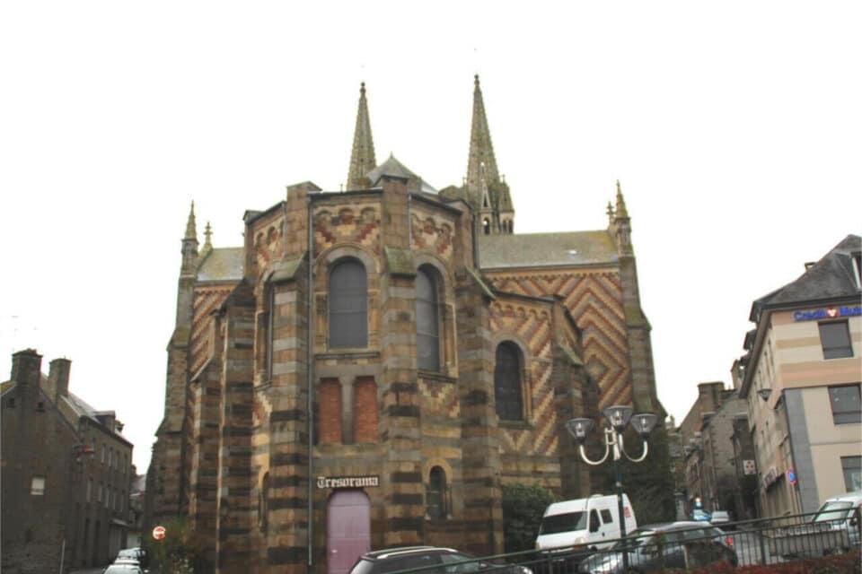 Locale historique. Quatre visite les guides en septembre à la Ferté-Macé 1. Michel Louvel. 2. Rue de la Teinture. 3. Eglise Notre-Dame et Trésorama. 3. Bernard Blondeel. - La Ferte Eglise Tresorama 01.jpg - Draw LibreOffice