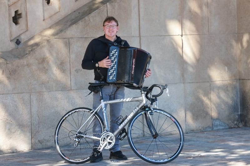 En octobre, Armand Paoli avait fait le tour de Corse à vélo et offert un concert dans chaque commune étape au profit du Téléthon. Il est à nouveau au concert pour l'association.